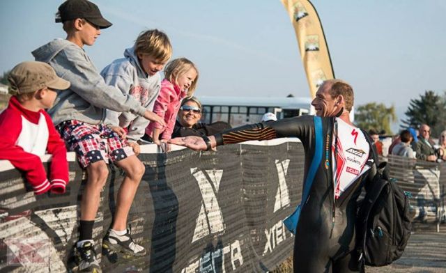 conrad-stoltz-caveman-xterra-usa-champs-2012-high-and-low-fiving-josiah-and-adams-kids